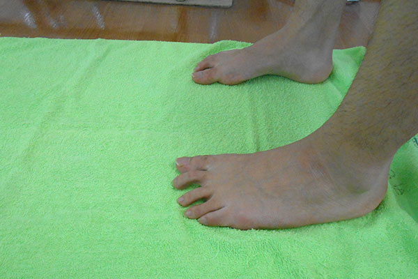 高齢者の骨折を防ごう タオルとボールで足指 足関節を鍛える 心臓弁膜症 手術 みどり病院 神戸市西区